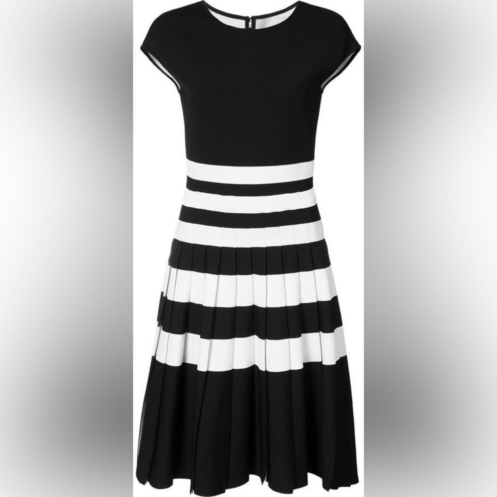 Authentic Carolina Herrera dress size small stretch. Worn once